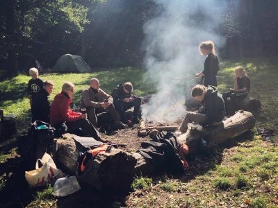 Outdoor tur med familien i skoven